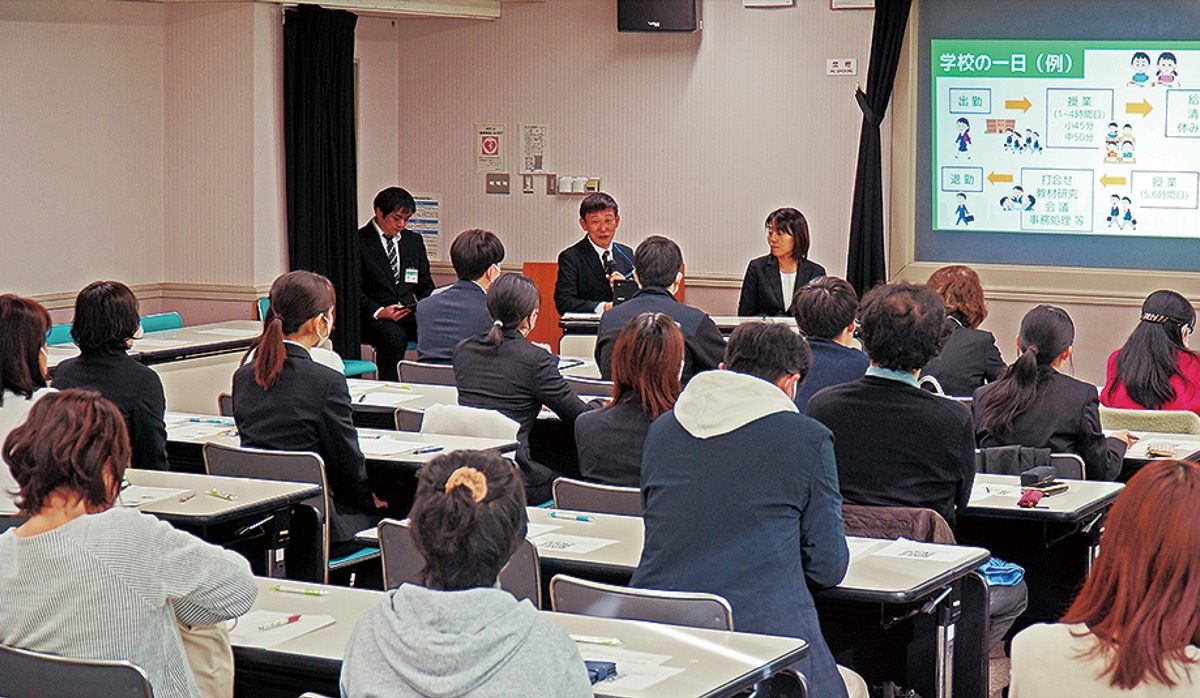 潜在教員を教壇に (写真1)