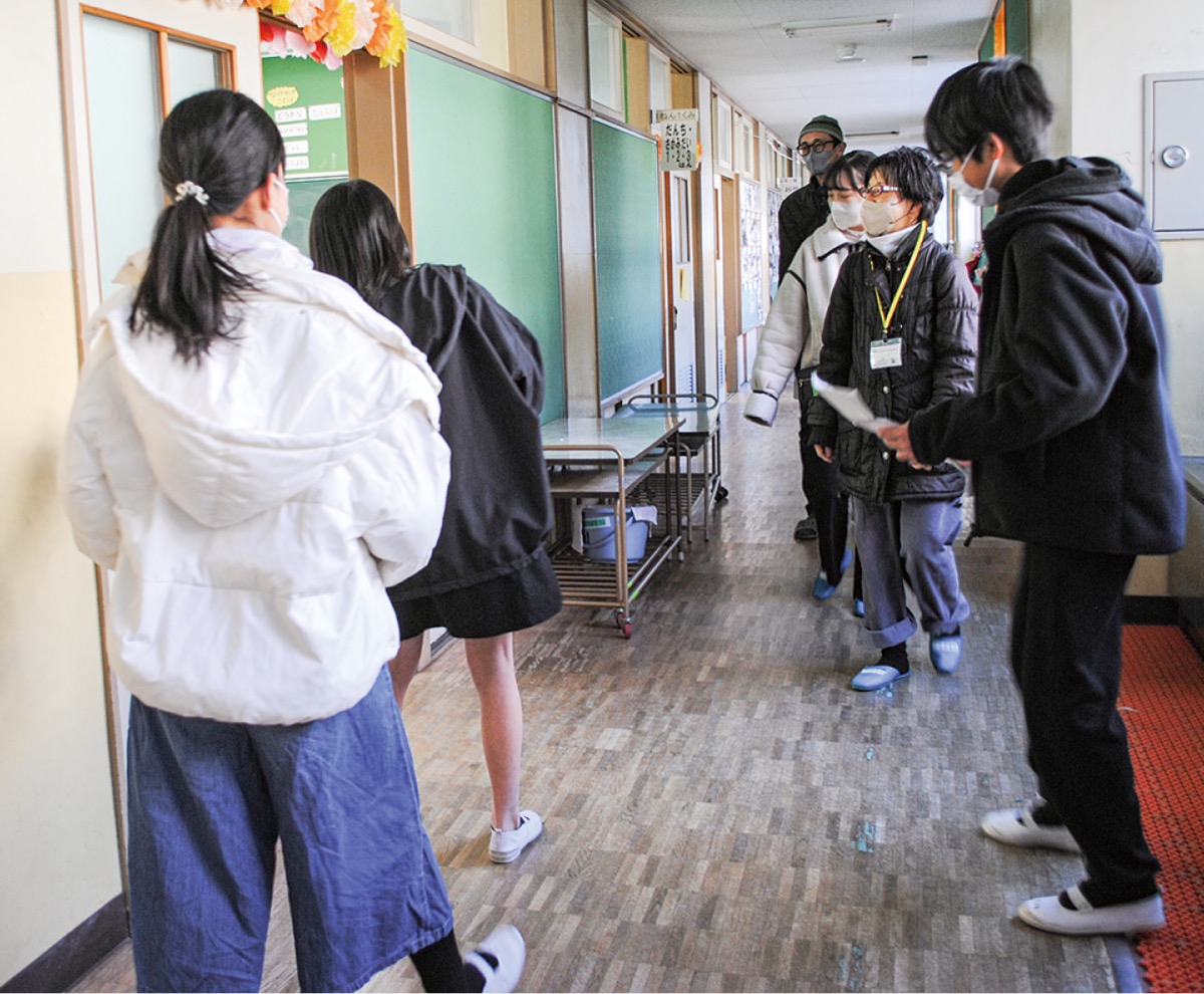 校内を案内する児童（もえぎ台小）