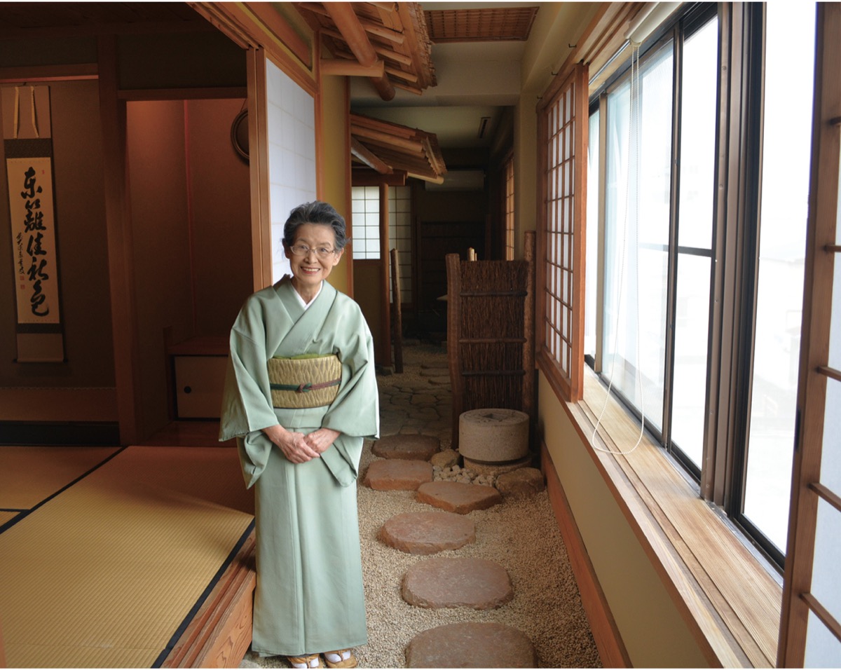 ビルの3階にある茶室に立つ青山さん