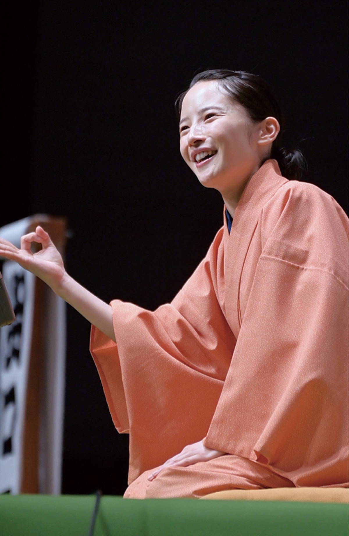 高座に上がる美馬さん＝鈴々舎美馬二ツ目昇進落語会実行委員会提供