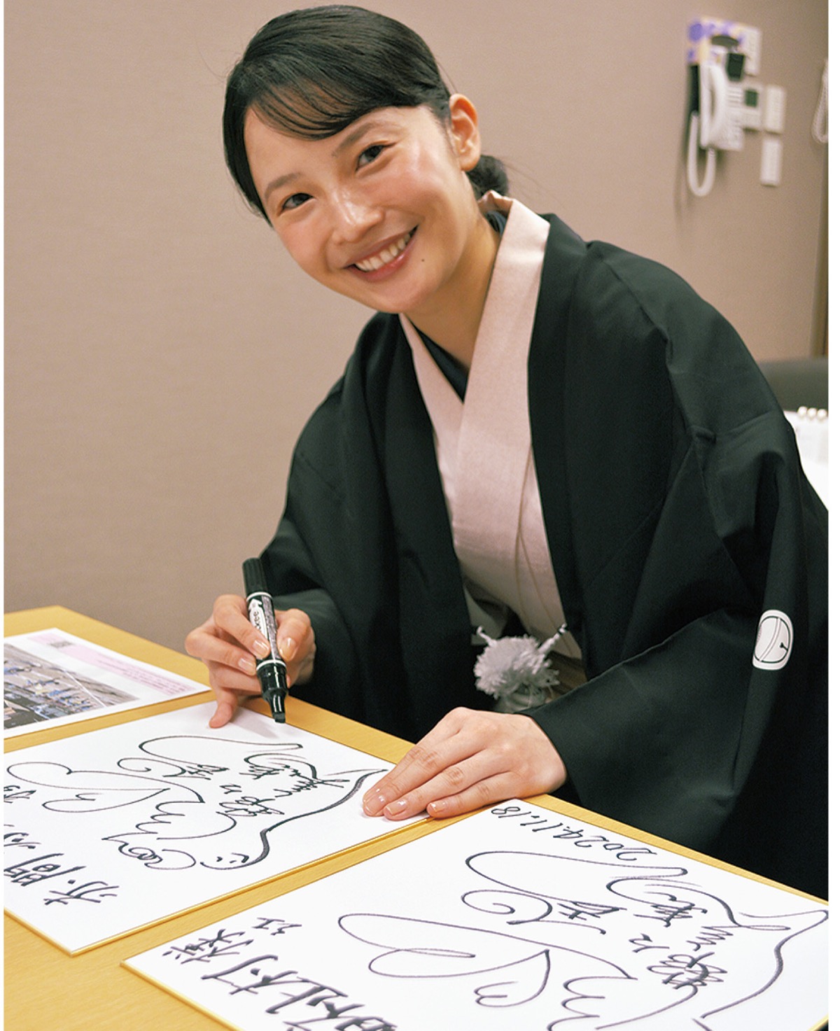 サインのリクエストに応じる美馬さん。2018年、鈴々舎馬風に入門。19年前座、23年二ツ目昇進。一般社団法人落語協会所属