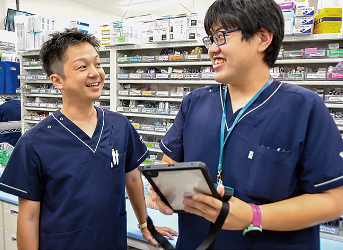 薬剤師の工藤大樹さん(右)と中村副社長(左)