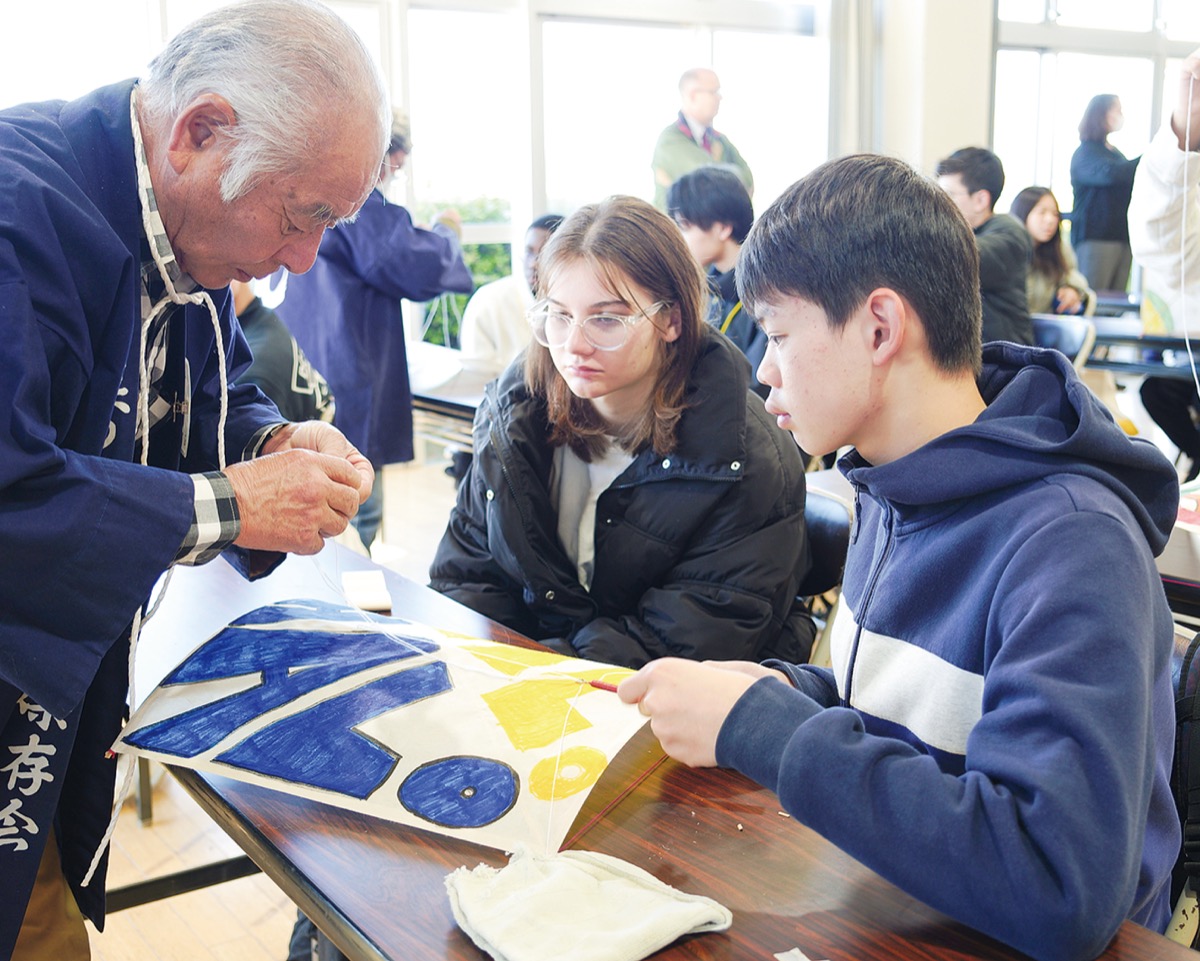 日米中高生、凧作り交流