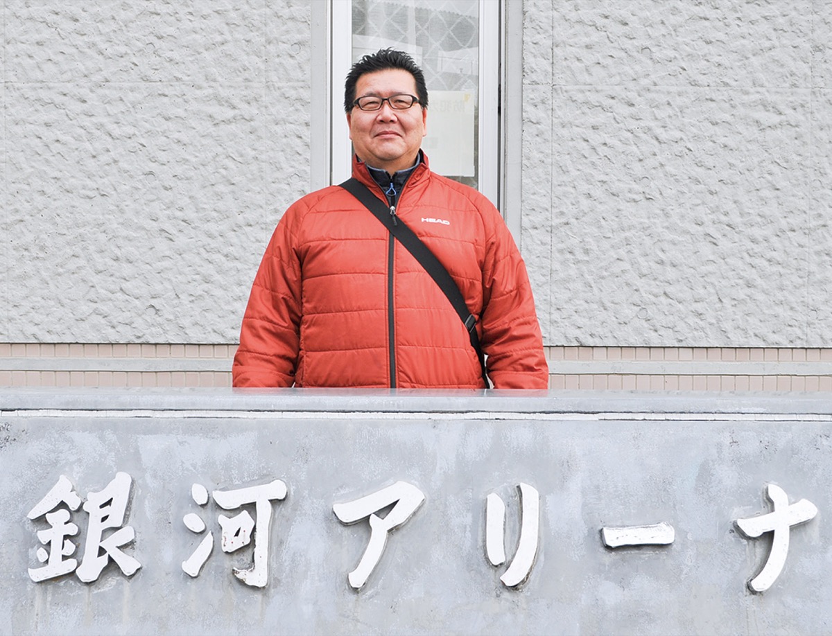 小谷さんがカーリングをはじめたきっかけとなった銀河アリーナに立つ靖広さん