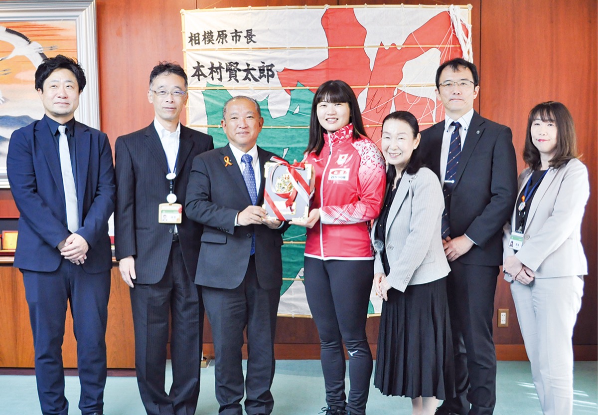 本村賢太郎市長を表敬訪問した小谷さん（右から3番目が竹内さん）