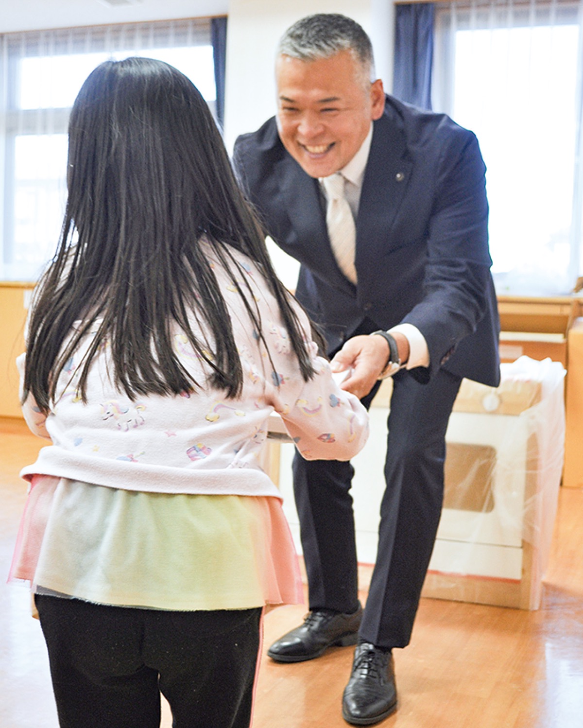 タブレットを手渡す荒川さん