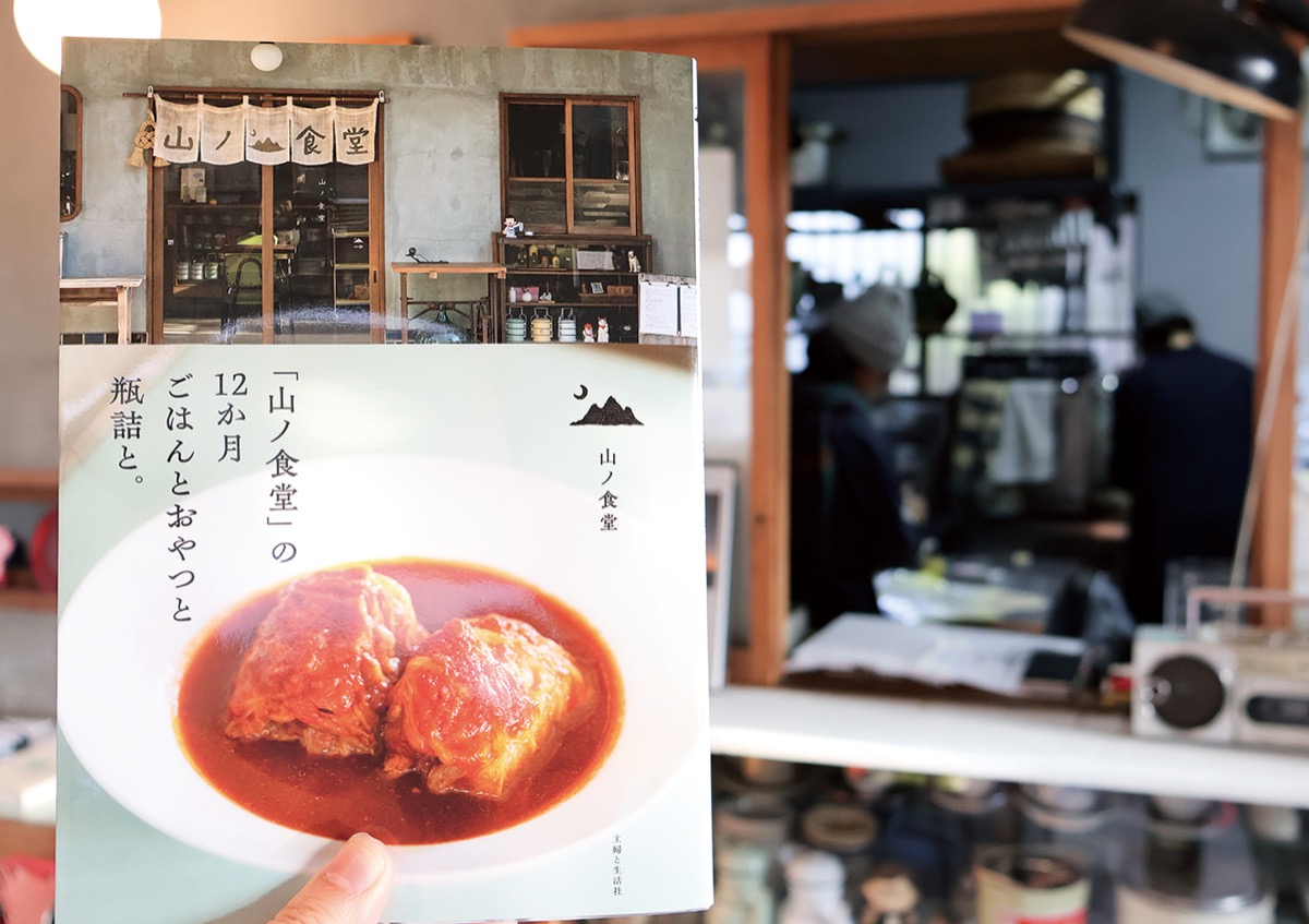 レトロな店内で作業する店主2人
