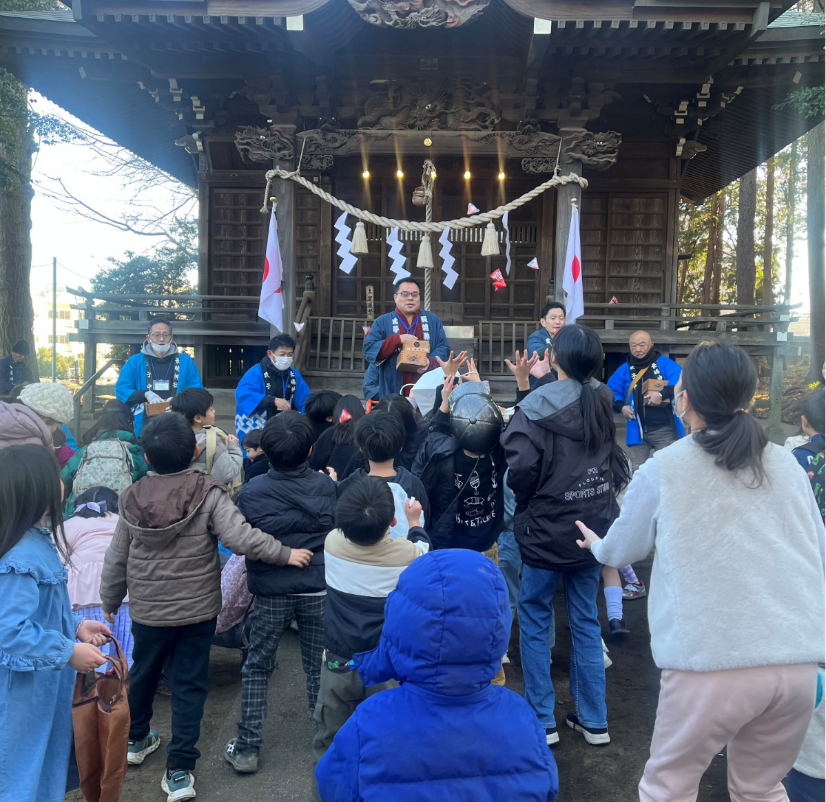 放課後集まる児童向けに子ども限定の豆まきを行った長嶋神社（上鶴間本町）