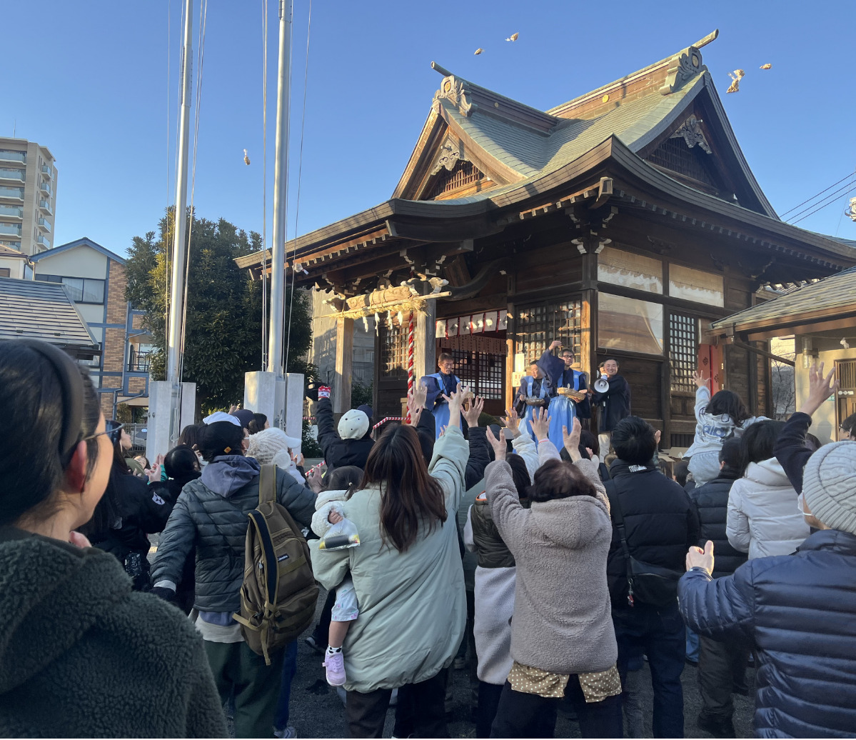 袋詰めにされた銀杏やお菓子が豪快にまかれた金山神社（上鶴間本町）