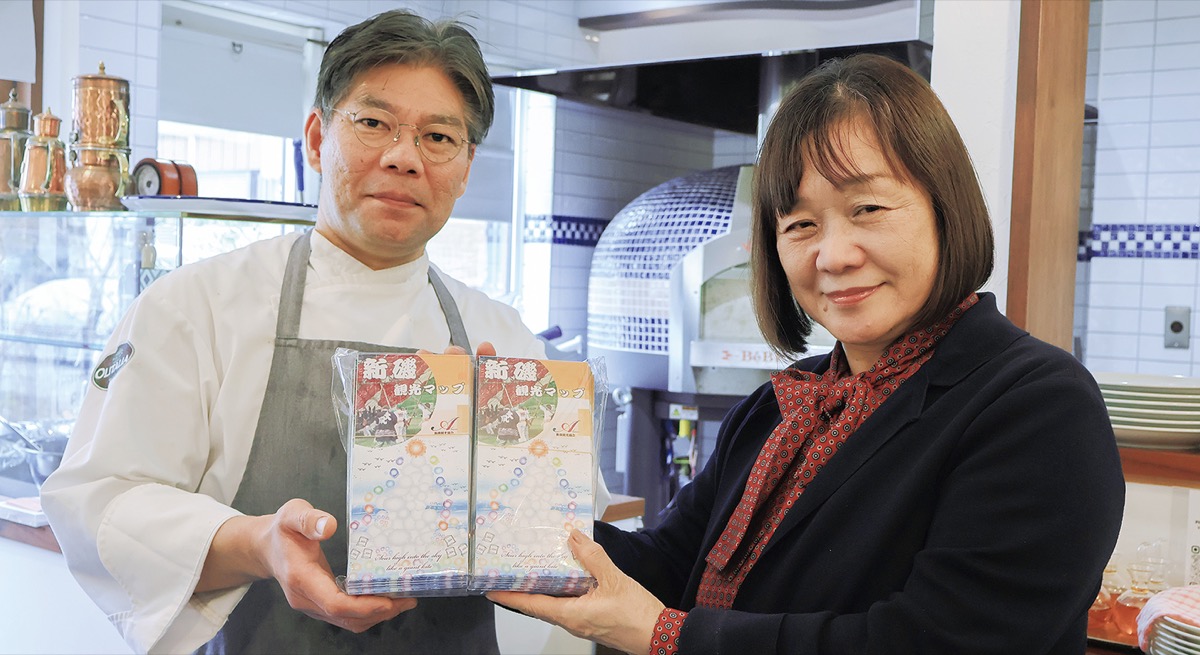 マップを手に取る荒井会長(右)と金子さん