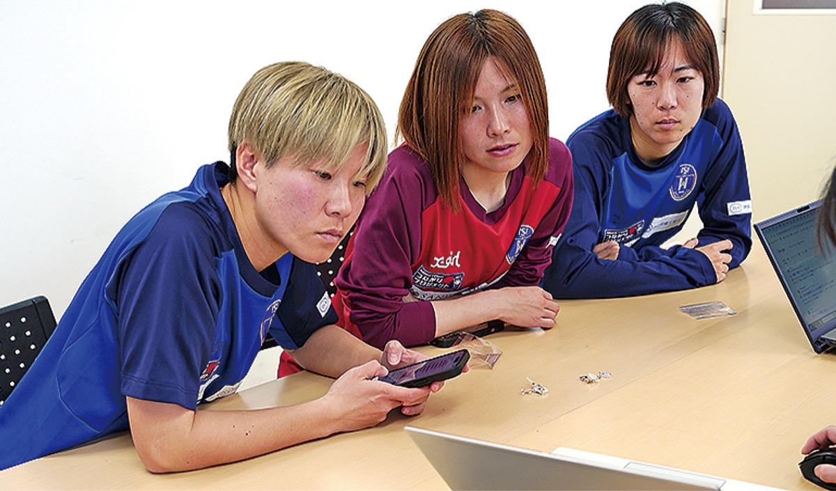 「フォントを変更したいかも」「サイズ感はいいね」「パッケージにいろんな種類を見せるのは」など、ぎりぎりまで修正案を出すベテランチーム