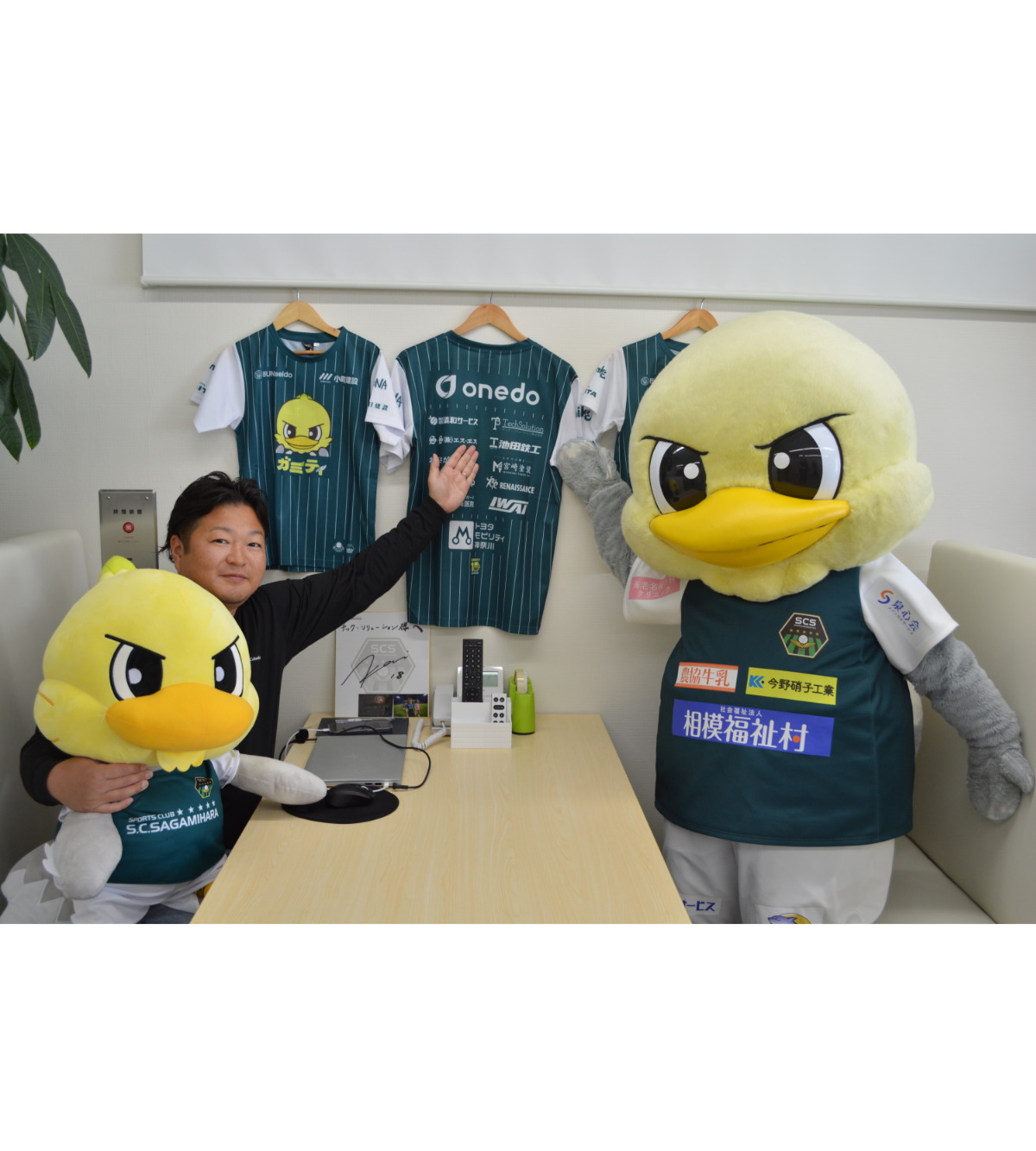 ぬいぐるみを持つ同社矢吹健太さん（左）と記念撮影の様子