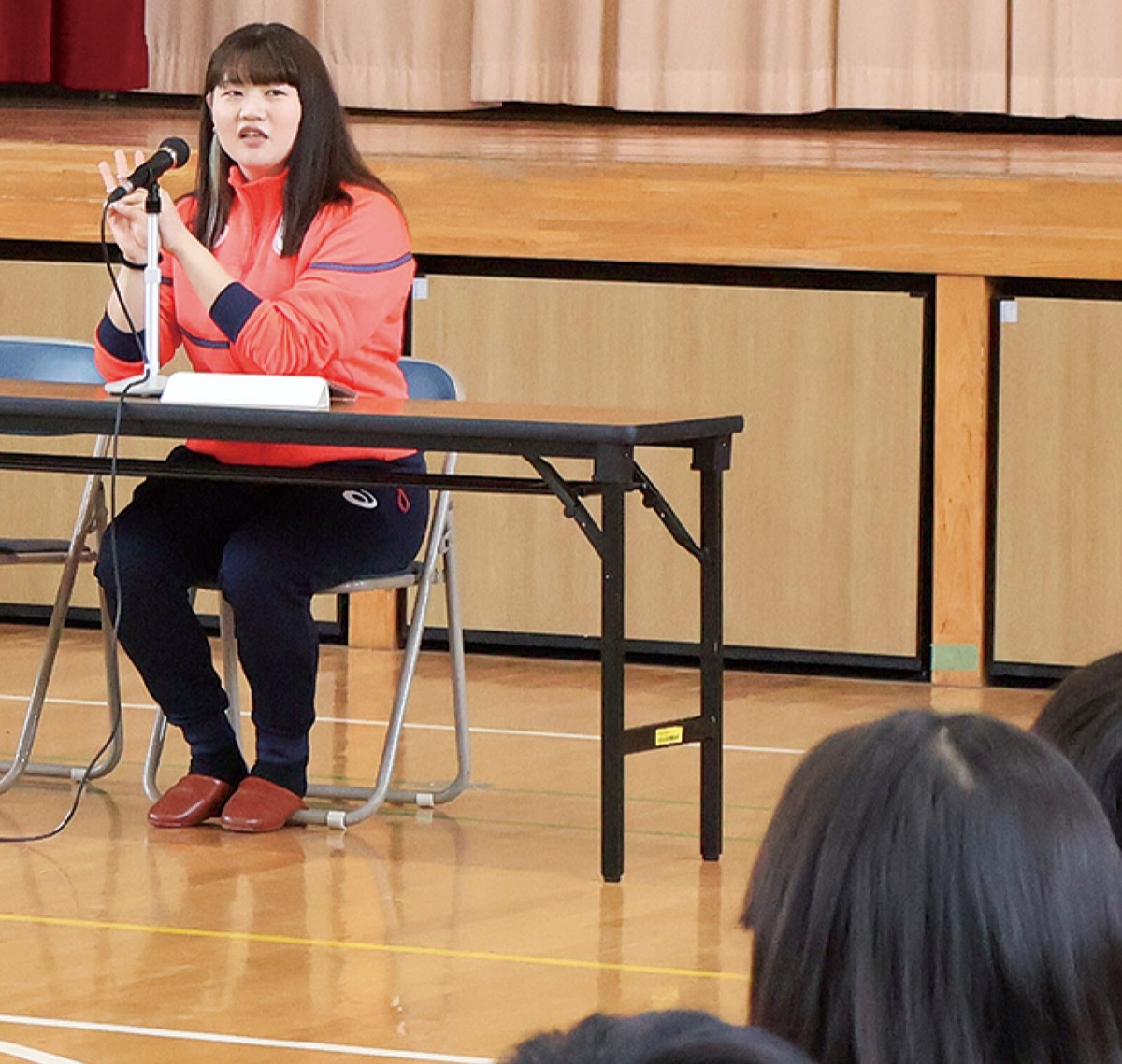 児童に逆境を乗り越える方法を語る小谷選手