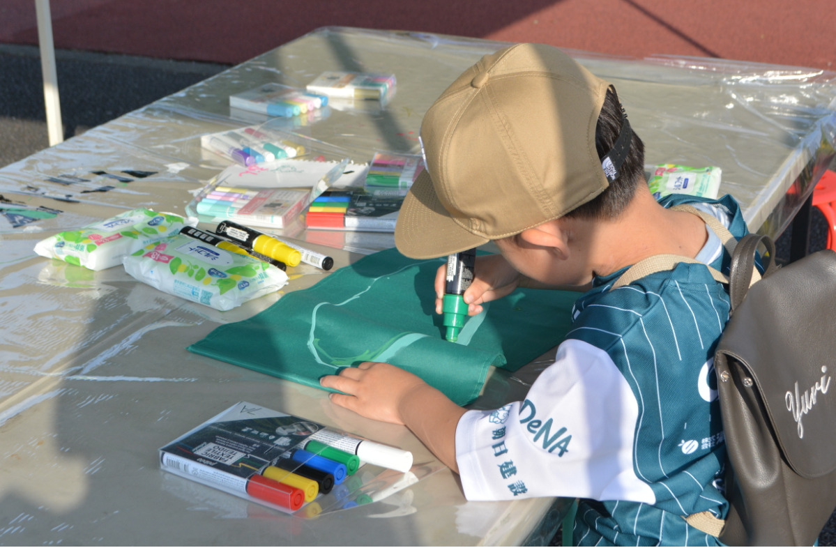 文盛堂（中央区千代田）ブースでオリジナルフラッグ作成に挑戦する子ども