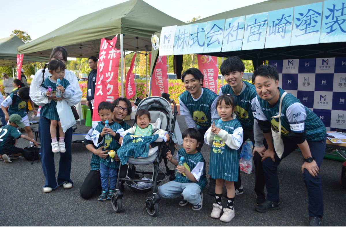 宮崎塗装（緑区広田）のブースではノベルティや飲み物が配布された