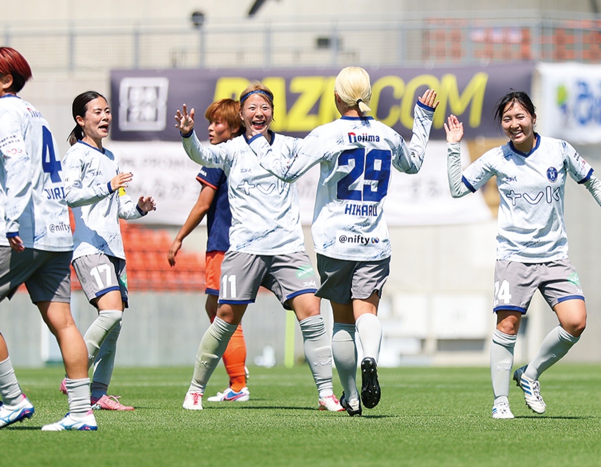 得点を喜ぶ選手たち=WEリーグ提供