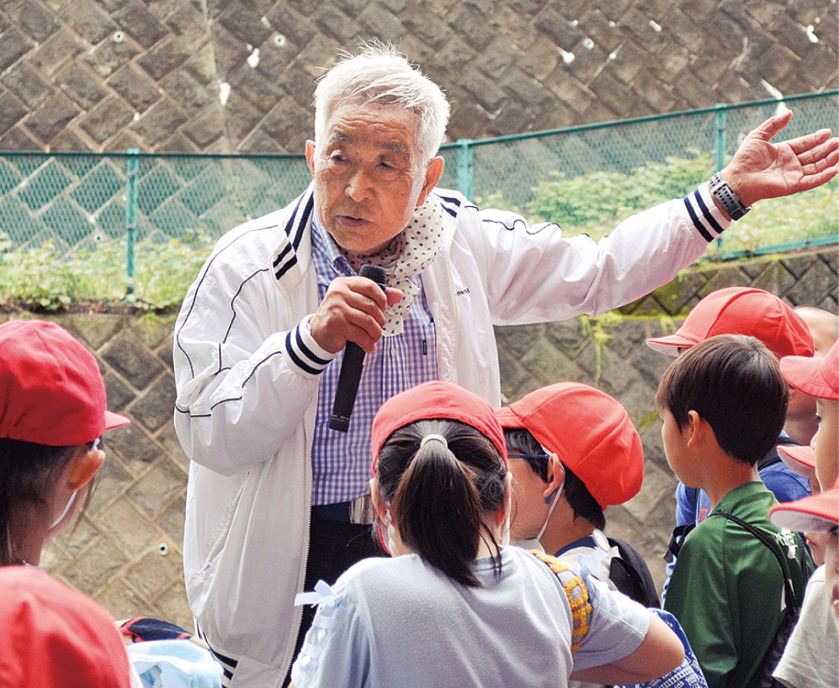 児童に思いを話す藤堂さん