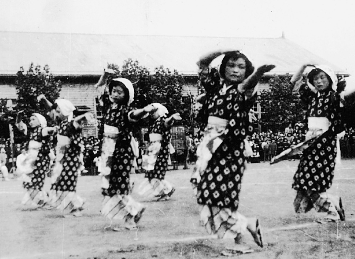 「麻溝ごぼう音頭」の当時の様子=本紙平成23年2月24日号掲載