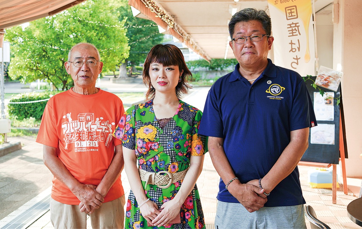左から笹本さん、相模原のインフルエンサーの飯田さくらさん、カフェ店主の吉原敬裕さん。笹本さんや前川さんと親交のある飯田さんは市内の支援活動をSNSで広めている
