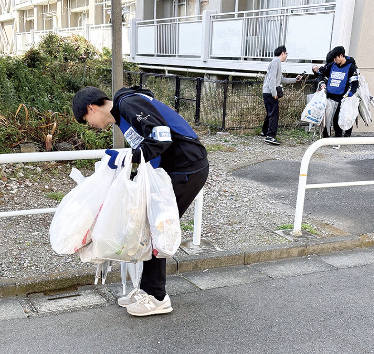 過去のごみ拾い競技の様子=同校提供