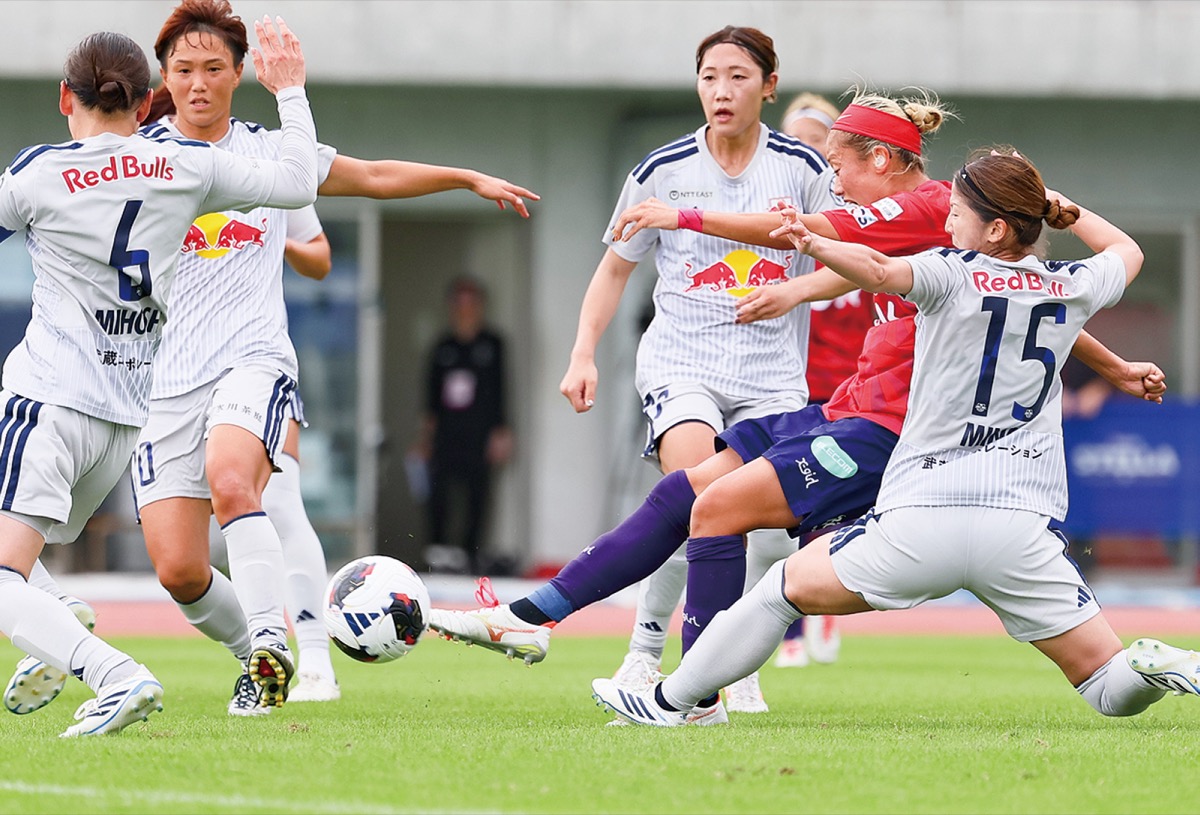10月４日の試合でゴールを決めた笹井一愛選手＝赤のユニフォーム（ＷＥリーグ提供）