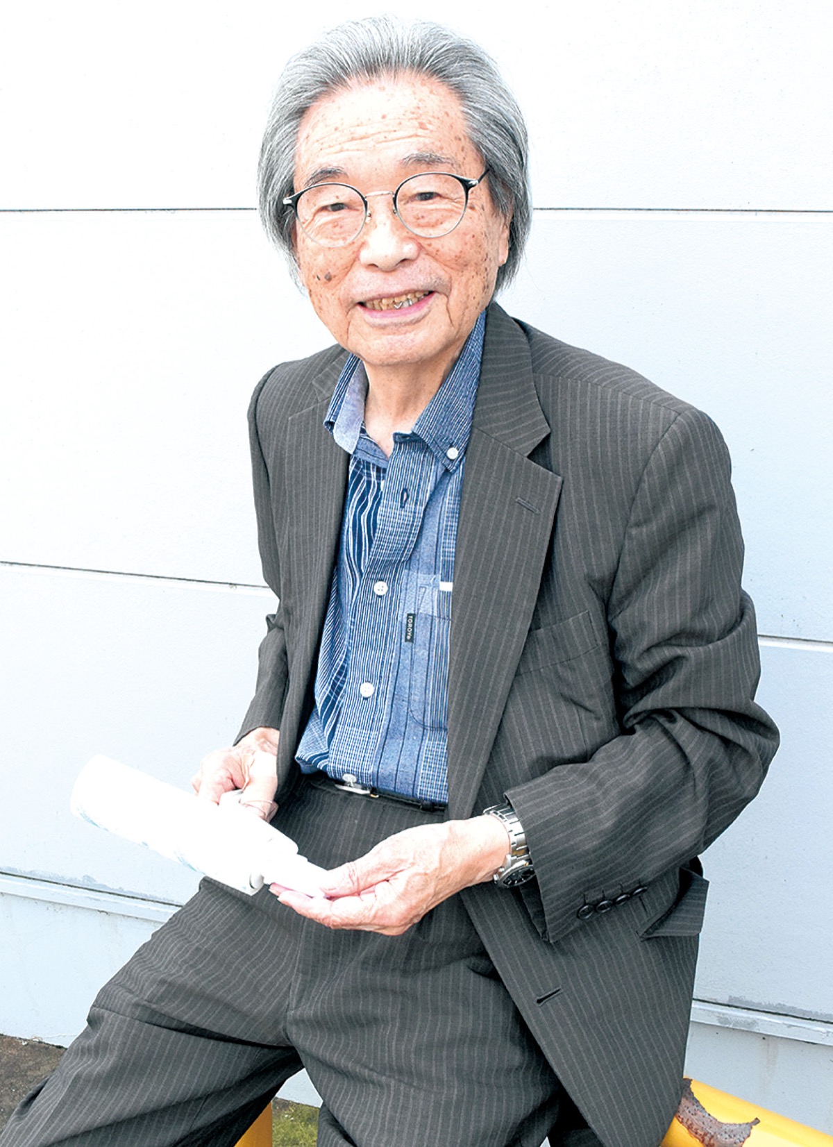 試作品を手に持つ高橋さん