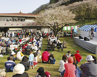 毎年多くの人で賑わう津久井湖さくらまつり。今年は後興支援を目的に花の苑地だけで開催される