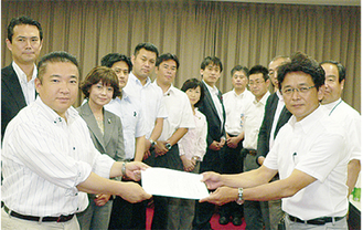 本村会長（左）に団体から要望書が手渡された