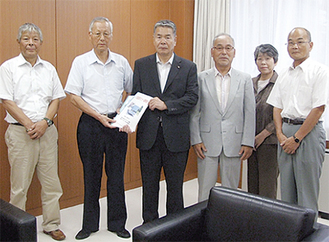 左から2番目が小野沢良雄代表（8月19日に市へ報告書を提出した）