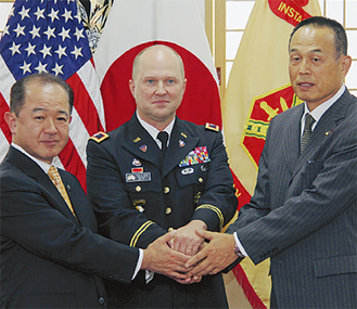 右から加山市長、エリック・ティリー米陸軍基地管理本部司令官、遠藤座間市長