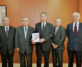 小星副市長に手渡す伊藤組合長（中央左）
