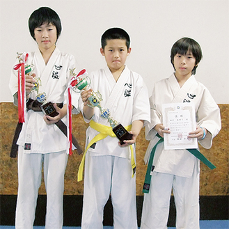 好成績を収めた（左から）東野くん、田所くん、吉田くん
