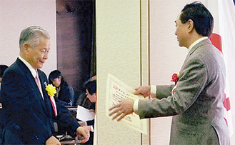 黒岩県知事から賞状を受け取る亀井代表取締役