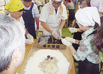 和菓子を製造する参加者