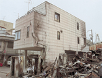 阪神・淡路大震災で震度７の揺れに耐えたヘーベルハウス。同時に起きた火災にも「防火壁」となって延焼をくい止めた。また同震災による、半壊・倒壊・全壊は０（ゼロ）。いずれの建物も、以後の生活に影響はなかった。