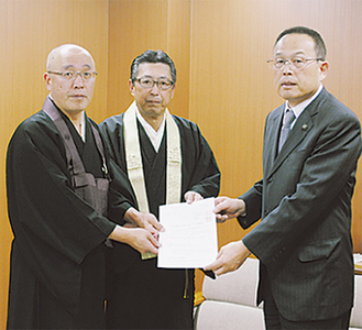 市長へ要望書を提出する津田会長（左）と自見会長（中央）