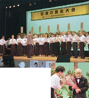 ステージ上で次々繰り広げられたイベントと、花束を受け取る水谷会長（右下）