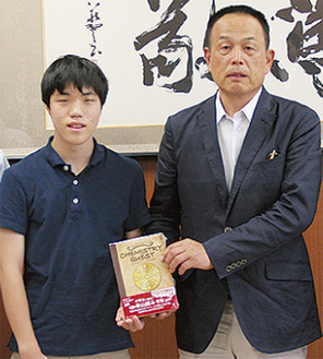 加山市長と米山さん（左）