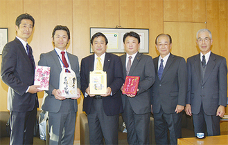 小坂義和城山商工会長（左から３番目）