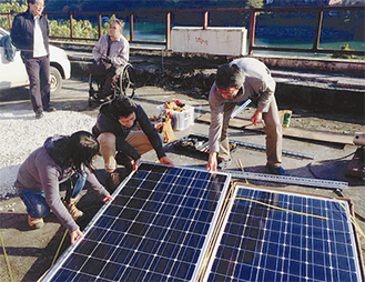 市民が参加して太陽光パネルを設置