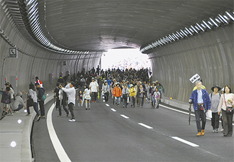 開通前のトンネルを通る１５００人の参加住民たち