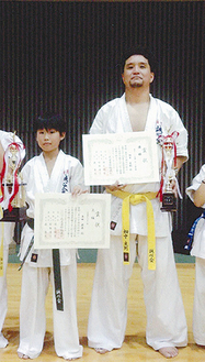 優勝した畑中さん（右）と３位入賞の角田くん（左）