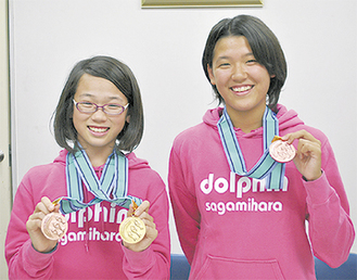 メダルを手に笑顔を見せる江藤さん（左）と小堀さん