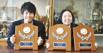 喜びを語る河原誠也さん（左）と文部科学大臣賞も受賞した由利多香子さん