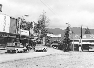 収録された写真の1枚（旧津久井町、三ケ木交差点付近の風景＝昭和40年代）