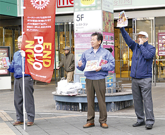 会員が橋本駅前で募金を呼び掛け、清掃活動を行った