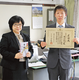目録を手にする相模原養護学校の岩澤佳代子校長（左）と、青年部会の神田光隆部会長