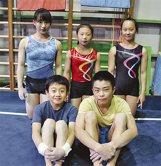 （左上から時計回りで）小田島舞選手（高１）、上田花恋選手（中１）、坂本美樹選手（小６）、吉川蒼斗選手（中１）、成井優選手（小６）