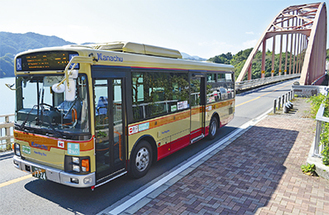 地区の顔・三井大橋を走行するバス