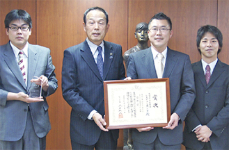 左から笹生店長、加山市長、笹生代表、神谷マネージャー